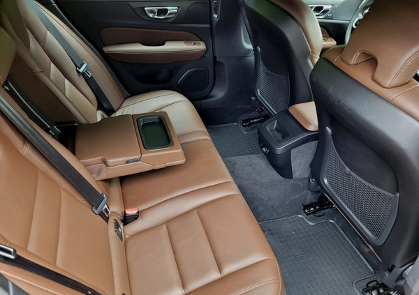 Volvo V60 cena 88800 przebieg: 198000, rok produkcji 2018 z Opoczno małe 742